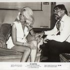 "The Swappers", Nummer 70/190. Eine Frau und ein Mann sitzen auf einem Sofa und scheinen sich zu unterhalten.