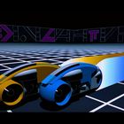 Futuristische Motorräder, eins gelb, eins blau, fahren nebeneinander auf einem Rasterboden in einem digitalen Raum.