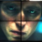Ein Gesicht, aufgeteilt in neun Bildschirme, zeigt intensiv schauende Augen und Mund. Es wirkt mysteriös und konzentriert.