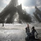 Eine düstere Landschaft mit bizarren, hohen Felsen, kahlen Bäumen und einer Figur auf einem Reittier.