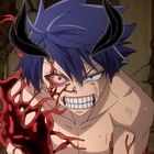 Ein wütender, halb nackter Anime-Charakter mit lila Haaren, schwarzen Hörnern und roter Flüssigkeit, die aus seinem Körper strömt.