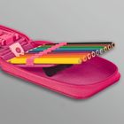 Ein Set bunter Buntstifte in einem pinken Etui. Im Hintergrund ist ein Herz-Symbol auf einem kleinen Etikett.