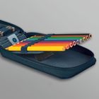 In einem blauen Federmäppchen sind Buntstifte in verschiedenen Farben ordentlich angeordnet.