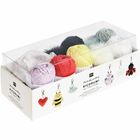 Die Verpackung zeigt den Text "The lovely world of RICORUMI DK, FURRY FURRY". Darin sind bunte Garnknäuel und Amigurumi-Anhänger.