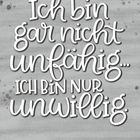 "Ich bin gar nicht unfähig... Ich bin nur unwillig." Monatskalender unten. Grauer Hintergrund mit Farbklecksen.