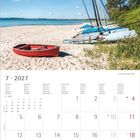 7 · 2027 Kalender. Montag bis Sonntag. Bild: Strandszene mit Segelbooten und rotem Boot im Sand.