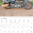 Kalenderblatt für August 2027 mit Foto einer Harley-Davidson Road Glide vor einem Teich.