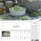 Juli. Bohnen mögen Bohnenkraut. Bohnenkorb, Schalen und Gläser mit Bohnen. Kalender von Montag bis Sonntag.
