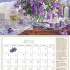 JULI Kalender mit violetten Blüten. Text rechts beschreibt das Wohlriechende Veilchen und den Geist in Flaschen.