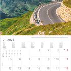 "Juli 2027" oben, Kalender mit Wochenzahlen unten. Oben eine Bergstraße mit grünen Wiesen und schneebedeckten Gipfeln.