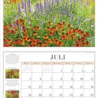 "Juli" und Kalenderdaten mit Wochentagen auf Deutsch. Oben Blumenwiese mit lila und orangefarbenen Blüten.