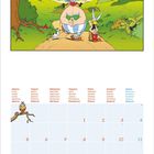 Kalendertage der Woche in sieben Sprachen, darunter Montag bis Sonntag. Oben eine bunte Comic-Szene mit drei Figuren.