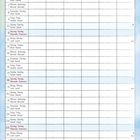 Illustration eines Kalenders für Juli mit Blumen und Schmetterlingen am oberen Rand. Unten sind Schafe auf einer Wiese.