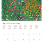 Kalender für Juli. Woche beginnt mit Montag. Blumengemälde mit bunten Blumen und grünem Hintergrund oben.