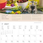 „Früchte vom Baum der Göttin Athene“, Kalenderblatt Juli 2027, farbenfrohe Küchenkräuter und Geschirr im Hintergrund.