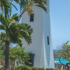 Diamond Head, Pazifischer Ozean, Hawaii, USA. Leuchtturm mit rotem Dach, umgeben von Palmen und blauem Himmel. Kalender für Juli.