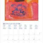 Kalenderblatt für Juli mit Wochen- und Tagesnamen in mehreren Sprachen, farbenfrohe abstrakte Malerei.