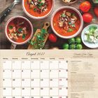August 2027 Kalender mit Rezept für Tomaten-Feta-Suppe. Oben drei Schalen Suppe, daneben Tomaten und Feta.