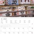 Ein Kalender für August 2027 mit Sake-Fässern, beschriftet in Japanisch und Deutsch. Feiertage und Notizfelder sind enthalten.