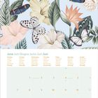 Kalenderseite Juni; mehrsprachige Wochentage; Illustration: Schmetterlinge und Blumen auf hellblauem Hintergrund.