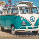 "Juli 2027" steht unten. Ein türkis-weißer VW-Bus mit Surfbrett und Fahrrad auf dem Dach, am Strand geparkt.