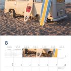 Kalender für August 2027 unten. Oben Campervan mit Surfbrettern am Strand, Beine ragen aus Fenster.