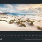 Juli. Kalender mit Sanddünen, Strand und Meer unter einem bewölkten Himmel. "GEO"-Logo unten rechts.