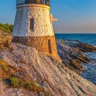 "Der Castle-Hill-Leuchtturm wurde 1890 an der Bucht Narragansett Bay erbaut [...] Das macht ihn fragil." Rugged Küste, Meer.