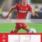 Vorjahresabbildung. Ein Fußballspieler in rotem Trikot mit der Aufschrift "REWE", Kalender unten.
