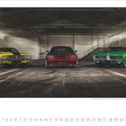 1971 Dodge Challenger, 2018 Dodge Challenger SRT Demon, 1969 Dodge Charger R/T. Drei Autos in einer Halle. Datum ist Juli 2027.