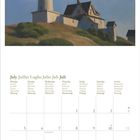 Kalenderblatt für Juli in mehreren Sprachen. Öl-Gemälde: Leuchtturm auf Hügel mit blauen Himmel und Wolken.