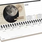 "Die Welt wartet auf deine Perspektive." Kalender mit Spirale, Notizbereich und Mondillustration. Oktober ist markiert.