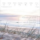 Montag 10 bis Sonntag 16, 19. Kalenderwoche Mai 2027, Zitat: "Manchmal ist die Pause das, was du brauchst, um weiterzukommen." Strandansicht mit Gras.