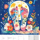 "18. Juli Guru Purnima" mit bunten, bemalten Füßen vor Vollmond, umgeben von Blumen auf blauem Hintergrund. Kalender unten.
