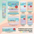 Kalenderkollektion "FARBENFROH 2027" mit verschiedenen Formaten und Farben, Modelle ausgestellt vor buntem Hintergrund.