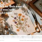 "Mach das Beste draus – und wenn’s geht, mach’s schön!" zeigt gepresste Blumen und eine Schere auf einem Tisch.