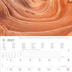 8 · 2027. Kalender mit Foto einer wellenförmigen Felslandschaft in Rottönen unter einem blauen Himmel mit weißen Wolken.