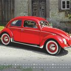 Juni 2027 Kalender, Tage markiert. Roter Oldtimer (Käfer) auf Gras vor steinernem Gebäude.