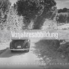 Vorjahresabbildung. Unten 07/2026 und ein Kalender. Ein klassisches Auto auf einer ländlichen Straße.