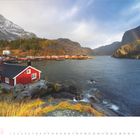 Kalenderblatt Oktober 2017, Ansicht: Fjord mit roten Hütten, Bergen im Hintergrund, Regenbogen rechts im Himmel.