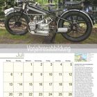 "Vorjahresabbildung", "Juli". Kalender mit einem Bild eines klassischen Motorrads vor einem Teich, umgeben von Bäumen.
