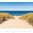 7 · 2027, Kalenderdaten unten. Pfad durch Dünen führt zu einem ruhigen Strand mit blauem Himmel und Meer.
