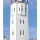 Kalender: Monat April, Tage in 4 Zeilen angeordnet. Weißer Leuchtturm mit rotem Geländer vor blauem Himmel.