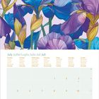 Kalenderseite für Juli in mehreren Sprachen. Hintergrund mit bunten Irisblüten-Illustration.