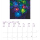 Text: Juli in mehreren Sprachen. Kalendertage von Montag bis Sonntag. Illustration: Bunte, stilisierte Blumen.