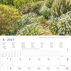 August 2027 Kalenderblatt mit Berglandschaft, grünen Kiefern und weißen Blumen.