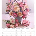 Juli 2027. Ein Kalender mit rosafarbenen Rosen und lila Blumen in einer Vase.