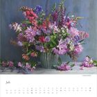 "Juli" und die Tage des Monats sind unter einem bunten Blumenarrangement in einem Metalltopf dargestellt.