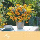 Kalenderseite: August. Eine Vase mit gelben und blauen Blumen steht auf einem gedeckten Tisch im Freien.