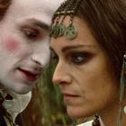 Ein Mann und eine Frau stehen nah beieinander. Er hat weiß geschminktes Gesicht, sie trägt Münzen als Schmuck am Kopf.